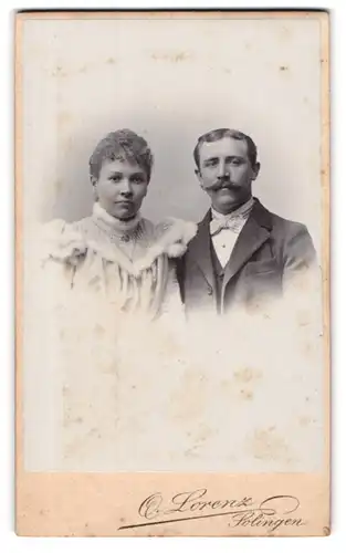 Fotografie Otto Lorenz, Solingen, Kaiserstr. 259, elegant gekleidetes Paar im Foto-Atelier