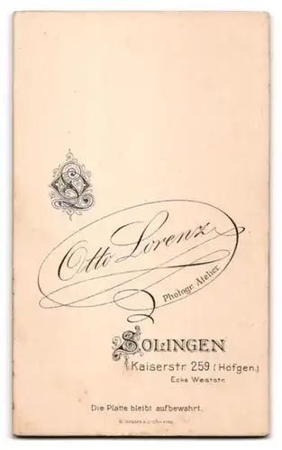 Fotografie Otto Lorenz, Solingen, Kaiserstr. 259, elegant gekleidetes Paar im Foto-Atelier