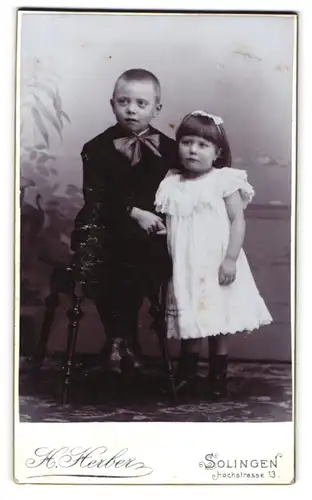 Fotografie H. Herber, Solingen, Hochstr. 13, Bruder & Schwester wohl gekleidet beim Fotograf