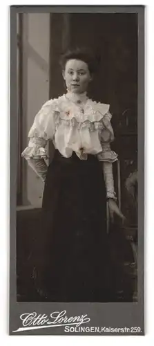 Fotografie Otto Lorenz, Solingen, Kaiserstr. 259, Portrait hübsche junge Dame trägt Bluse mit Rüschen