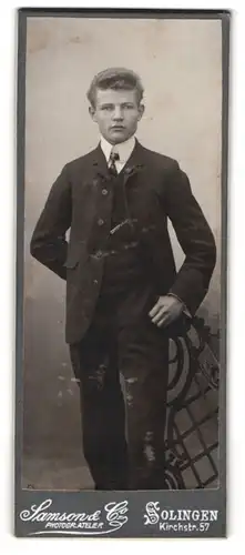 Fotografie Samson & Co., Solingen, Kirchstr. 57, Portrait junger Herr trägt eleganten Anzug mit Krawatte