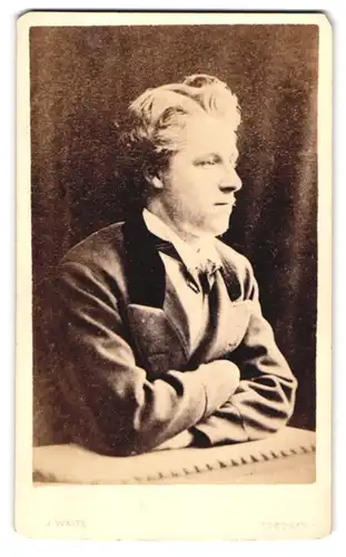 Fotografie J. Waite, Torquay, Junger Herr im Anzug mit verschränkten Armen