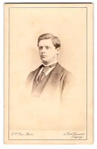 Fotografie E. H. Cox, Torquay, 6, Park Crescent, Junger Herr im Anzug mit Krawatte