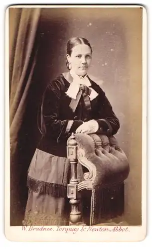 Fotografie W. Bradnee, Torquay, Bürgerliche Dame in modischer Kleidung
