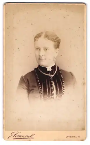 Fotografie J. Kennerell, Wisbech, 8, High Street, Bürgerliche Dame mit zurückgebundenem Haar