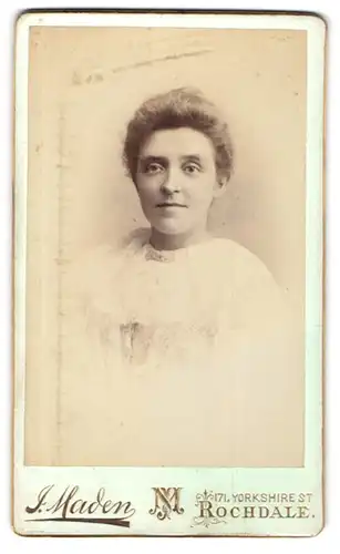 Fotografie J. Maden, Rochdale, 171, Yorkshire St., Junge Dame mit hochgestecktem Haar