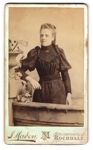 Fotografie J. Maden, Rochdale, 171, Yorkshire St., Junge Dame im hübschen Kleid