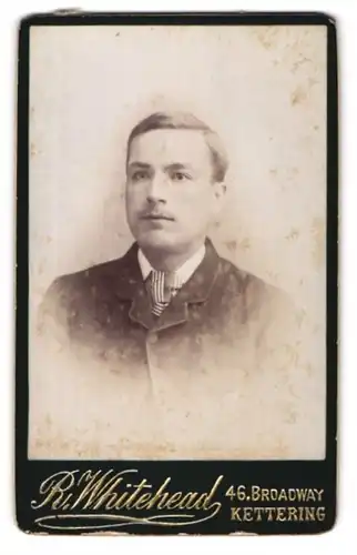 Fotografie R. Whitehead, Kettering, 46, Broadway, Junger Herr im Anzug mit Krawatte
