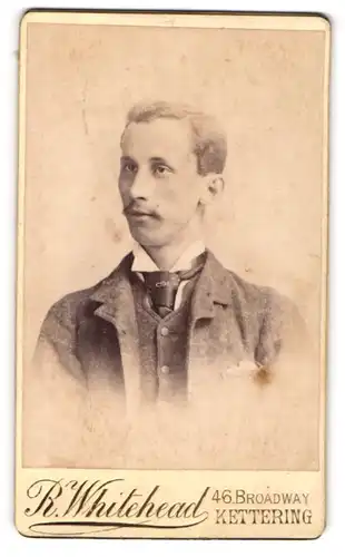 Fotografie R. Whitehead, Kettering, 46, Broadway, Junger Herr im Anzug mit Krawatte