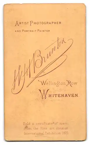 Fotografie W. H. Brunton, Whitehaven, Wellington Row, Bürgerliche Aem mit Ohrringen und Herzanhänger