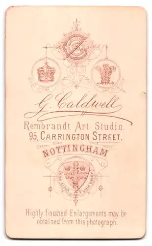 Fotografie G. Caldwell, Nottingham, 95, Carrington Street, Junger Herr im modischen Anzug