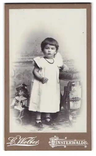 Fotografie L. Wolter, Finsterwalde, Kleines Mädchen im weissen Kleid