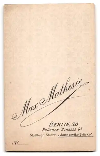 Fotografie Max Mathesie, Berlin-SO, Brücken-Str. 6 B, Zwei Mädchen in hübschen Kleidern mit Ball