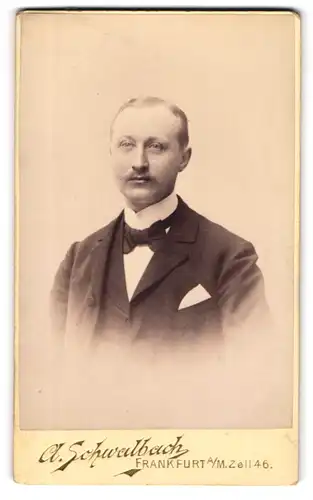 Fotografie A. Schwalbach, Frankfurt a. M., Zeil 46, Eleganter Herr mit Moustache