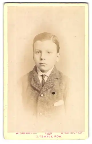 Fotografie W. Sherrell, Birmingham, Temple Row, Halbwüchsiger Knabe im karierten Anzug mit Krawatte