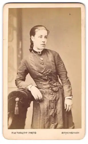 Fotografie R. W. Thrupp, Birmingham, 66, New Street, Junge Dame im Kleid mit Medaillon