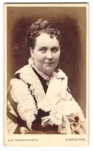 Fotografie R. W. Thrupp, Birmingham, 66, New Street, Bürgerliche Dame in hübscher Kleidung