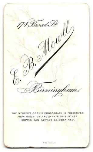 Fotografie E. B. Mowll, Birmingham, 174 Broad St., Kleines Mädchen mit Ponyfrisur