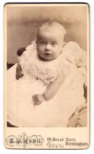Fotografie E. B. Mowll, Birmingham, 174 Broad St., Süsses Kleinkind im weissen Kleid