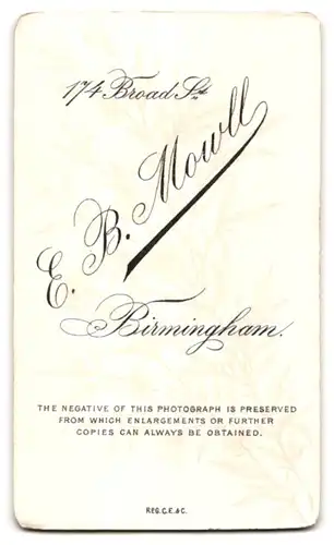 Fotografie E. B. Mowll, Birmingham, 174 Broad St., Süsses Kleinkind im weissen Kleid