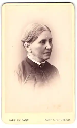 Fotografie William Page, East Grinstead, Ältere Dame mit Kragenbrosche