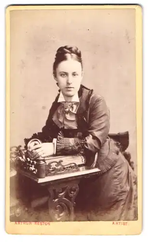 Fotografie Arthur Reston, Stretford /Manchester, 6, Dorset Street, Junge Dame in hübscher Kleidung mit Buch