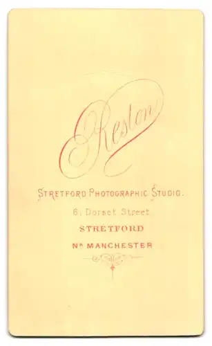 Fotografie Arthur Reston, Stretford /Manchester, 6, Dorset Street, Junge Dame in hübscher Kleidung mit Buch