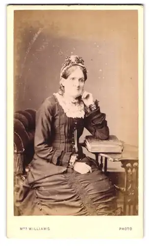 Fotografie Mrs. Williams, Wolverhampton, Darlington Street, Ältere Dame in hübscher Kleidung mit Haube