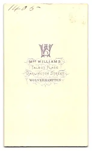 Fotografie Mrs. Williams, Wolverhampton, Darlington Street, Ältere Dame in hübscher Kleidung mit Haube