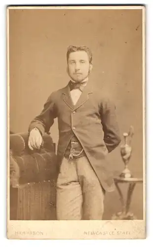 Fotografie E. Harrison, Newcastle /Staffordshire, Junger Mann in modischer Kleidung