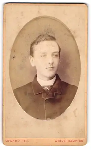 Fotografie Edward Hill, Wolverhampton, Junger Mann im Anzug mit Krawatte