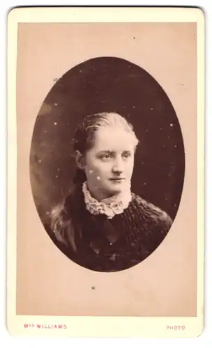 Fotografie Mrs. Williams, Wolverhampton, Darlington Street, Junge Dame in hübscher Kleidung