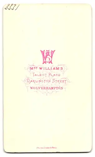 Fotografie Mrs. Williams, Wolverhampton, Darlington Street, Junge Dame in hübscher Kleidung