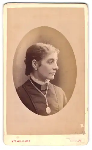 Fotografie Mrs. Williams, Wolverhampton, Darlington Street, Bürgerliche Dame mit Kragenbrosche und Amulett
