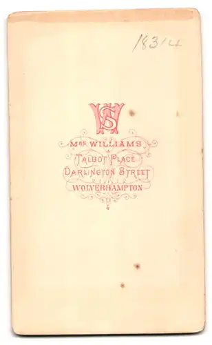 Fotografie Mrs. Williams, Wolverhampton, Darlington Street, Junge Dame mit hochgestecktem Haar