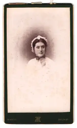 Fotografie Magill, Belfast, Junge Dame mit Haube