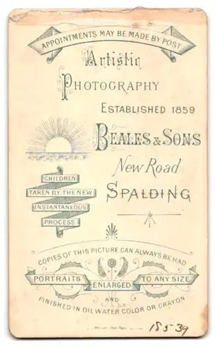 Fotografie Beales & Sons, Spalding, New Road, Ältere Dame in modischer Kleidung