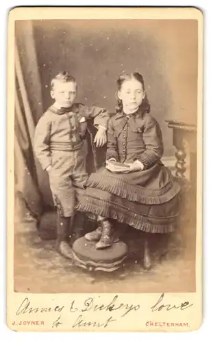 Fotografie J. Joyner, Cheltenham, 408. High Street, Kleines Geschwisterpaar in feine Gewänder gekleidet
