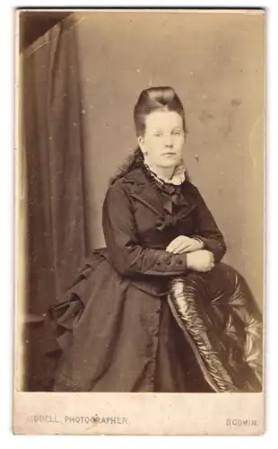 Fotografie Liddell, Bodmin, Junge Dame mit tourpiertem Haar im hochwertigen Rüschenkleid