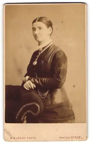 Fotografie B. R. Leech, Macclesfield, 30. Roe Street, Gestandene Frau im samtenen Kleid mit dicker Goldhalskette