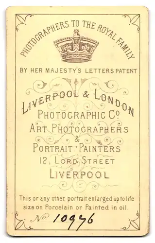 Fotografie Liverpool & London Photo Co., Liverpool, 12. Lord Street, Kleiner Wonneproppen mit Federhut im Rüschenkleid