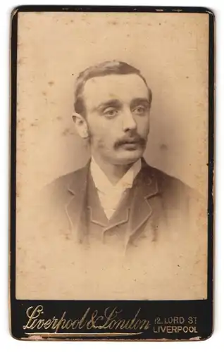 Fotografie Liverpool & London Photo Co., Liverpool, 12. Lord Street, Junger Mann mit Moustache und erstauntem Blick