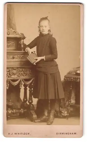Fotografie H. J. Whitlock, Birmingham, 11. New Street, Junges Mädchen im schwarzen Kleid mit weissem Rüschenkragen