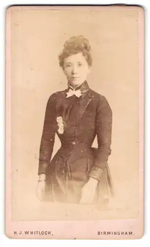 Fotografie H. J. Whitlock, Birmingham, 11. New Street, Junge Dame im taillierten Kleid mit weisser Schleife am Kragen