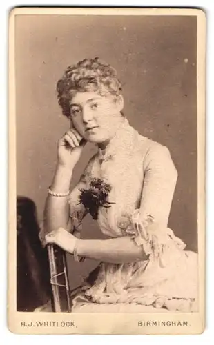 Fotografie H. J. Whitlock, Birmingham, 11. New Street, Junge Dame mit hoch gesteckten Locken im strahlend weissen Kleid