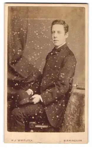 Fotografie H. J. Whitlock, Birmingham, 11. New Street, Junger Mann im modischen Anzug und Melone in der Hand