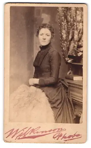 Fotografie Wilkinson, Huddersfiled, 12. Crossley Street, Junge Dame im schwarzen Reifrockkleid mit betonter Taille