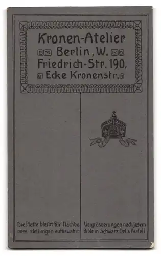 Fotografie Kronen-Atelier, Berlin, Friedrichstrasse 100, Knirps im Anzug mit hohem Kragen