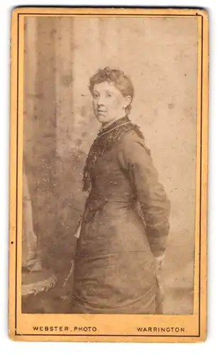 Fotografie Webster. Phot., Warrington, 33. Bridge Street, Junge Dame im verzierten Rüschenkleid mit Perlenhalskette