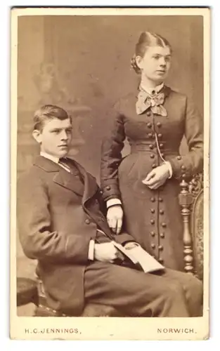 Fotografie H. C. Jennings, Norwich, Queen Street, Heranwachsendes Geschwisterpaar in feinsten Kleidern